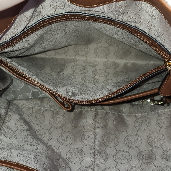 Michael Kors Tan Shoulder Bag With Structure, Gold Finishes & 4 Bottom Feet - Picture 6 of 7